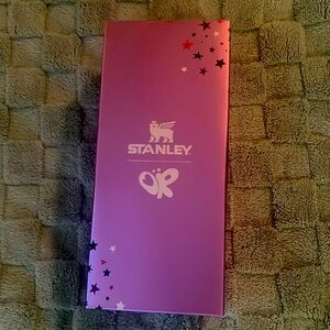 S T A N L E Y  X  O L I V I A

olivia rodrigo 40 oz quencher. SOLD OUT